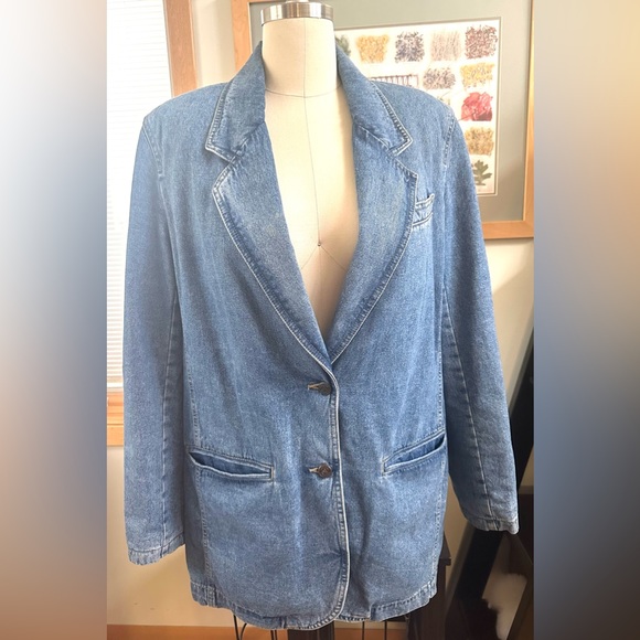 Vintage 1980’s (shoulder pads!)  Liz Claiborne denim blazer in size 8 - Picture 1 of 10